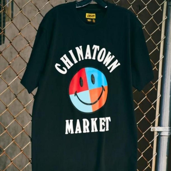Chinatown Market x Smiley UO exclusive black tee - Picture 4 of 4